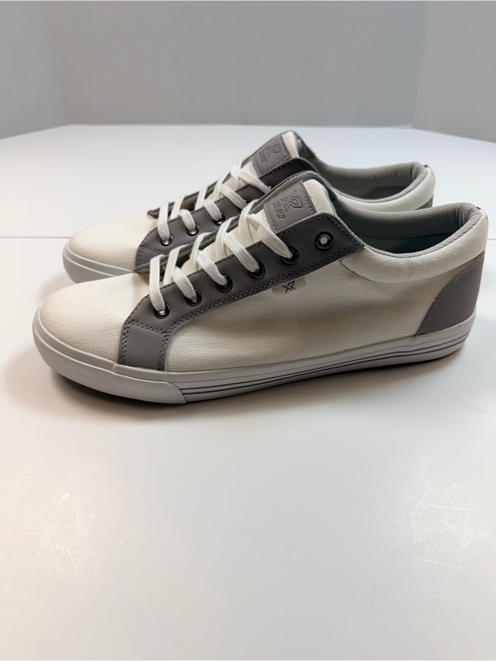 Xray Maaemo White & Gray Men's fashion Sneakers brand new without tags, size 12